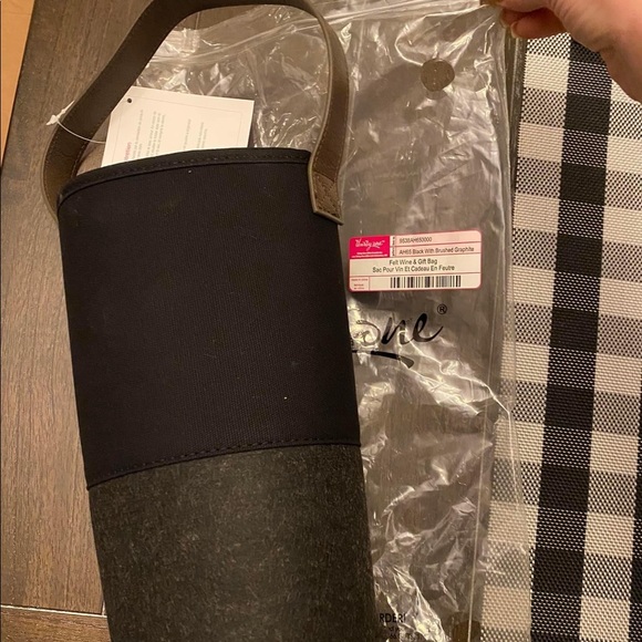 2 Thirty-One Felt Wine & Gift Bags - Picture 3 of 9